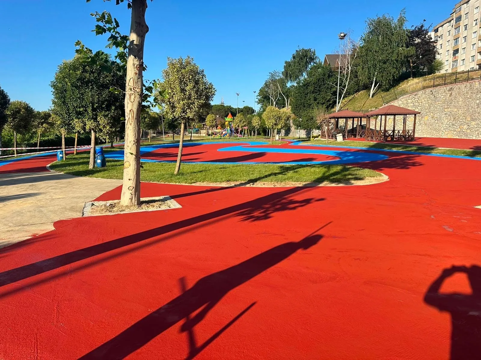 Park zemini renkli kaplama ve bisiklet parkuru uygulaması - Alera